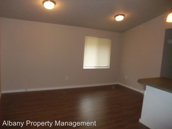 Building Photo - 520 Queen Ave SE