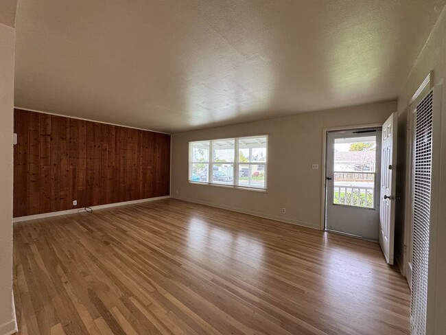 Building Photo - 2 BR in Santa Cruz' Banana Belt