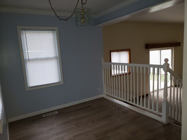 Building Photo - 4423 Lyman Ave