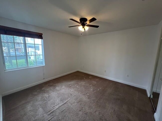 Building Photo - SPACIOUS 1 BEDROOM UNIT IS LOCATED IN THE ...