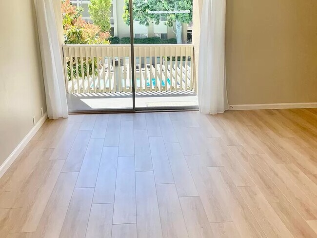 view from the studio to the balcony - 4600 Lamont St