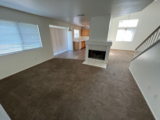 Building Photo - Craiglist: 2.5 ba, 2 story house, Li rm, F...