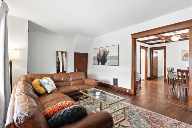 Building Photo - Fully Furnished 3-Bedroom Main-Floor Apartment in North Buffalo