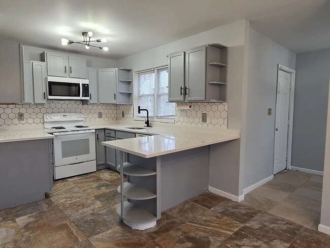 Building Photo - Spacious 4-bedroom, 2-bathroom contemporary home is available for rent