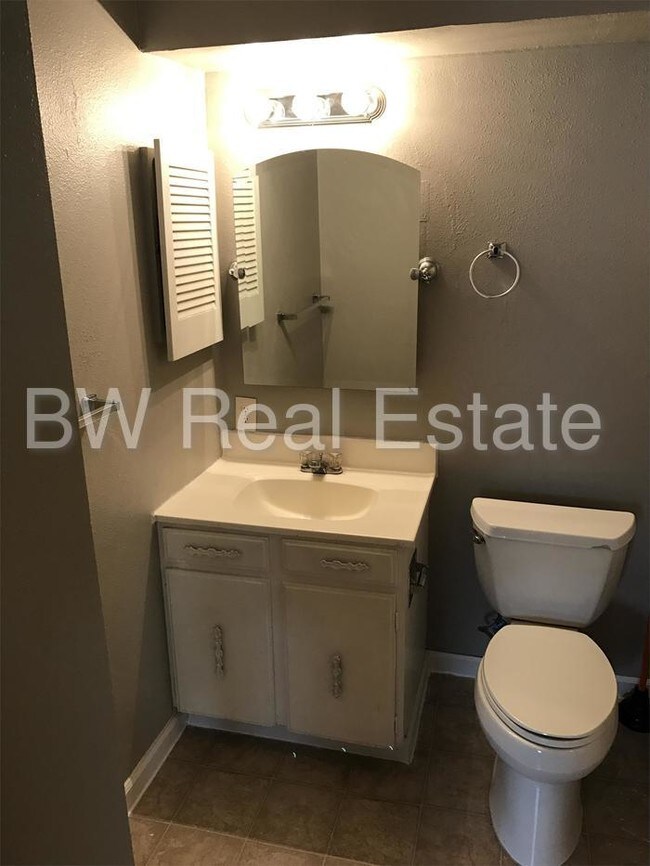 Building Photo - 190 E Highline Cir