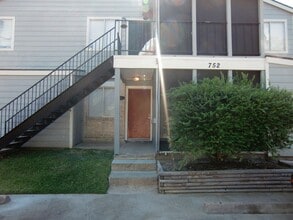 Building Photo - 752 Memorial Mews St
