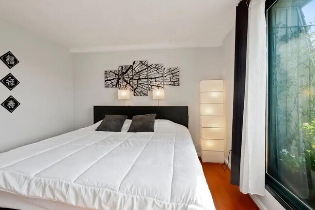 Building Photo - Spacious one bedroom