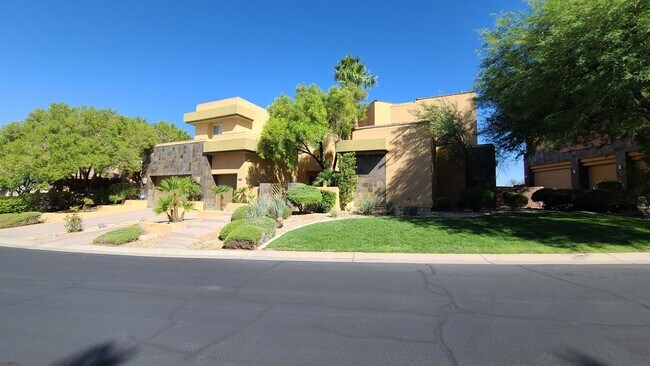 Foto del edificio - 2 Story custom home located in guard gated...