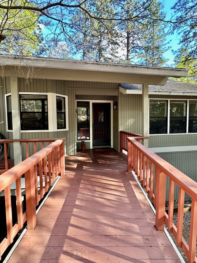 Foto del edificio - 15593 Carrie Dr