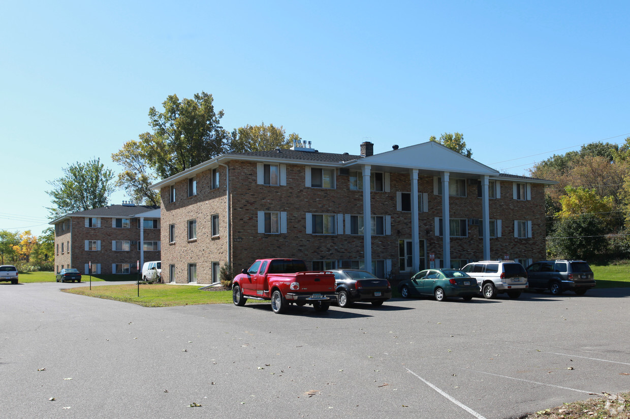 Primary Photo - Colonial Apartments