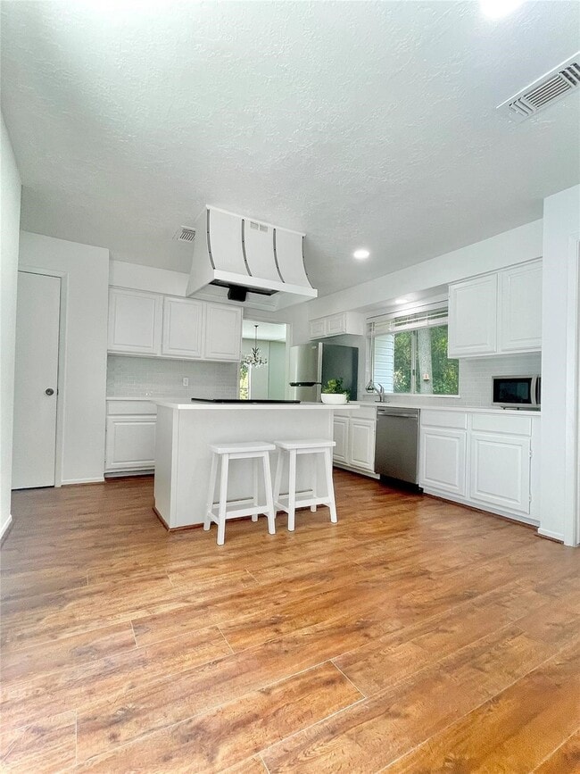 Building Photo - 3126 Village Woods Dr