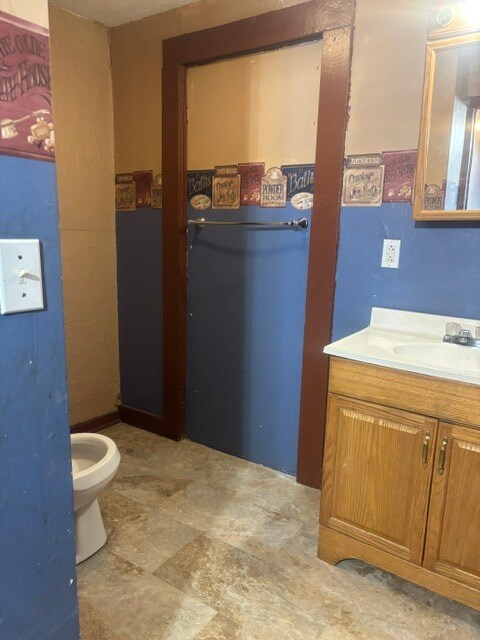 Medio baño en la planta baja - 236 Richmond Ave