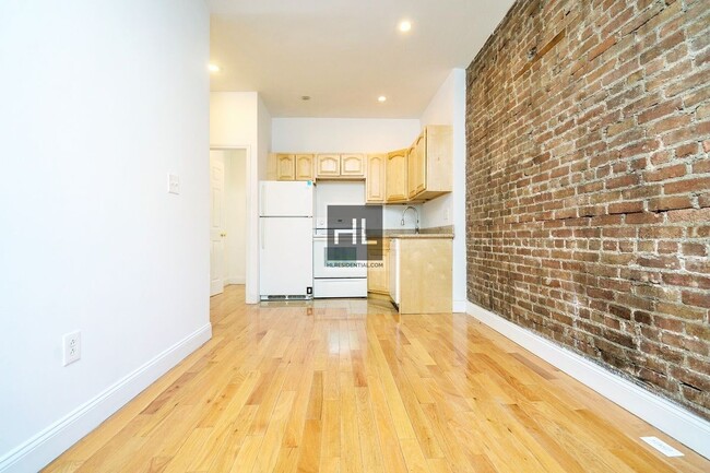 Building Photo - COZY AND SUNNY 3 BEDROOM ADELPHI STREET/FO...