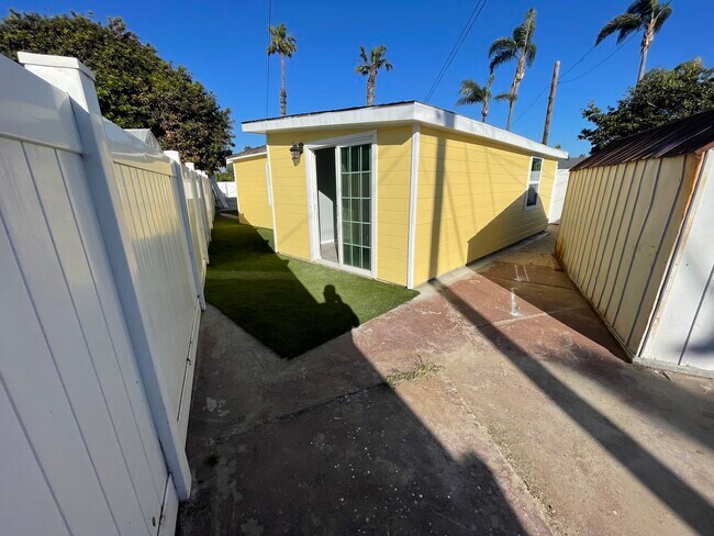 Rear - 610 W Manor Dr