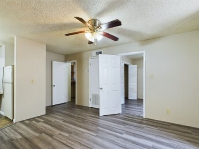 Foto del edificio - 321 W Park St