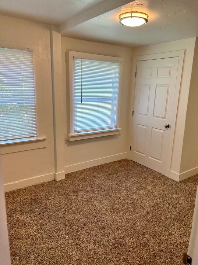 Building Photo - Pet Friendly 3 Bedroom in Salinas