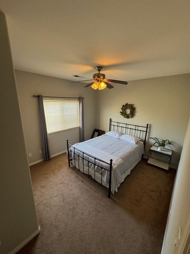 Foto del edificio - Beautiful single-family home with 6 Bedroo...
