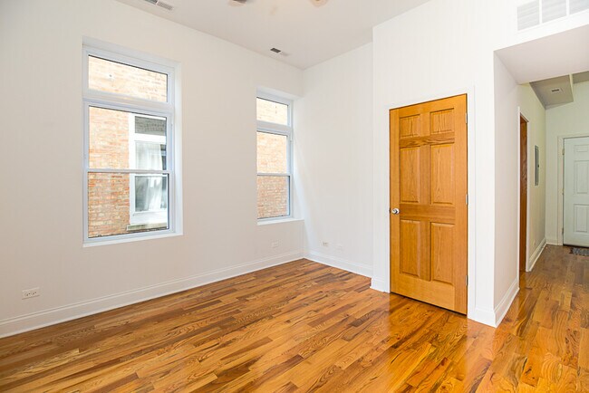 Building Photo - 1706 W Sunnyside Ave