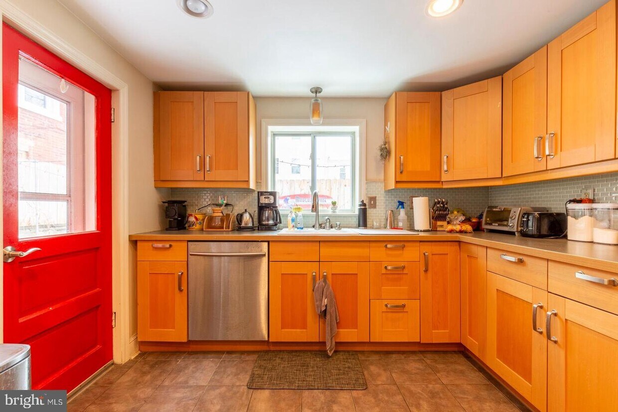 Primary Photo - 1131 Marlborough St