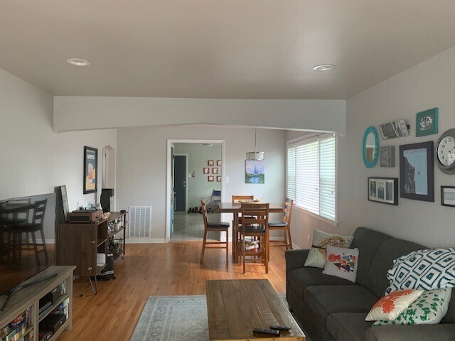 Sala de estar - 7660 Adams St