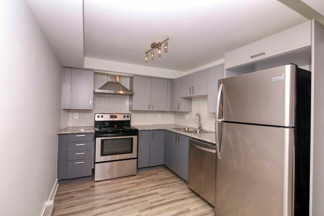 Building Photo - 6600 Av. de Darlington