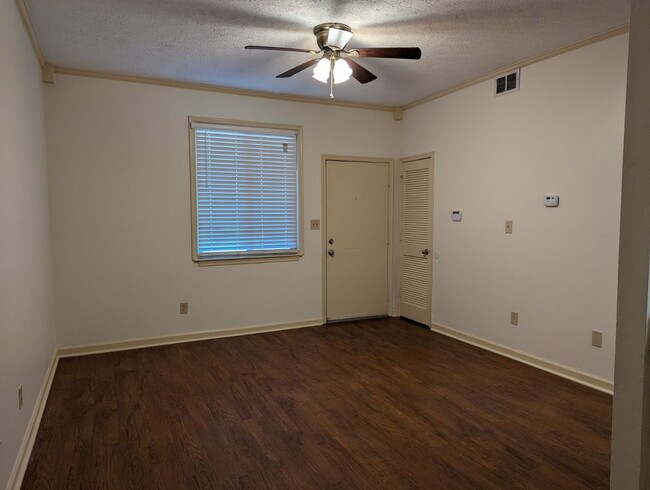 Building Photo - One Bedroom Gated Community