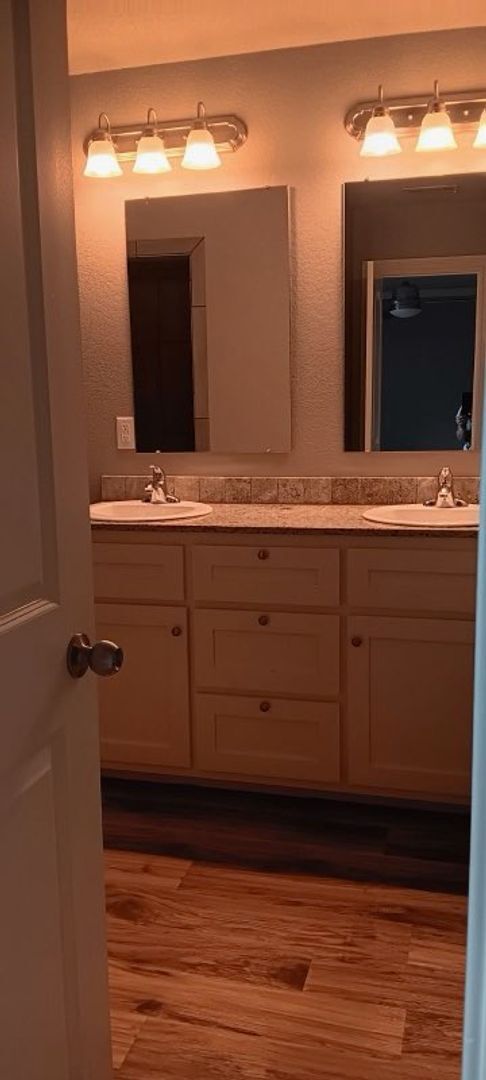 Building Photo - Move in special on this 3 bedroom/2 bathroom townhouse