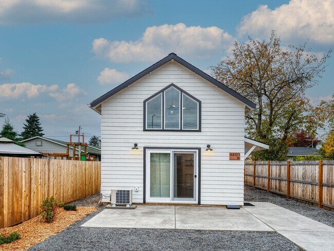 Foto del edificio - Chic Portland Home with Skylit Bedroom, Loft, and Outdoor Retreat