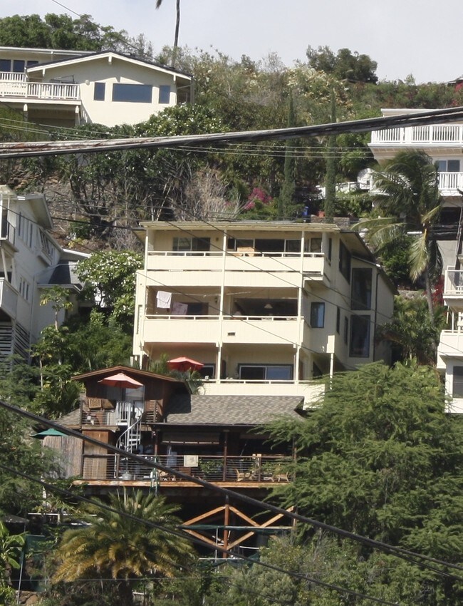 el medio nivel de 3 pisos hogar - 1504 Halekoa Dr