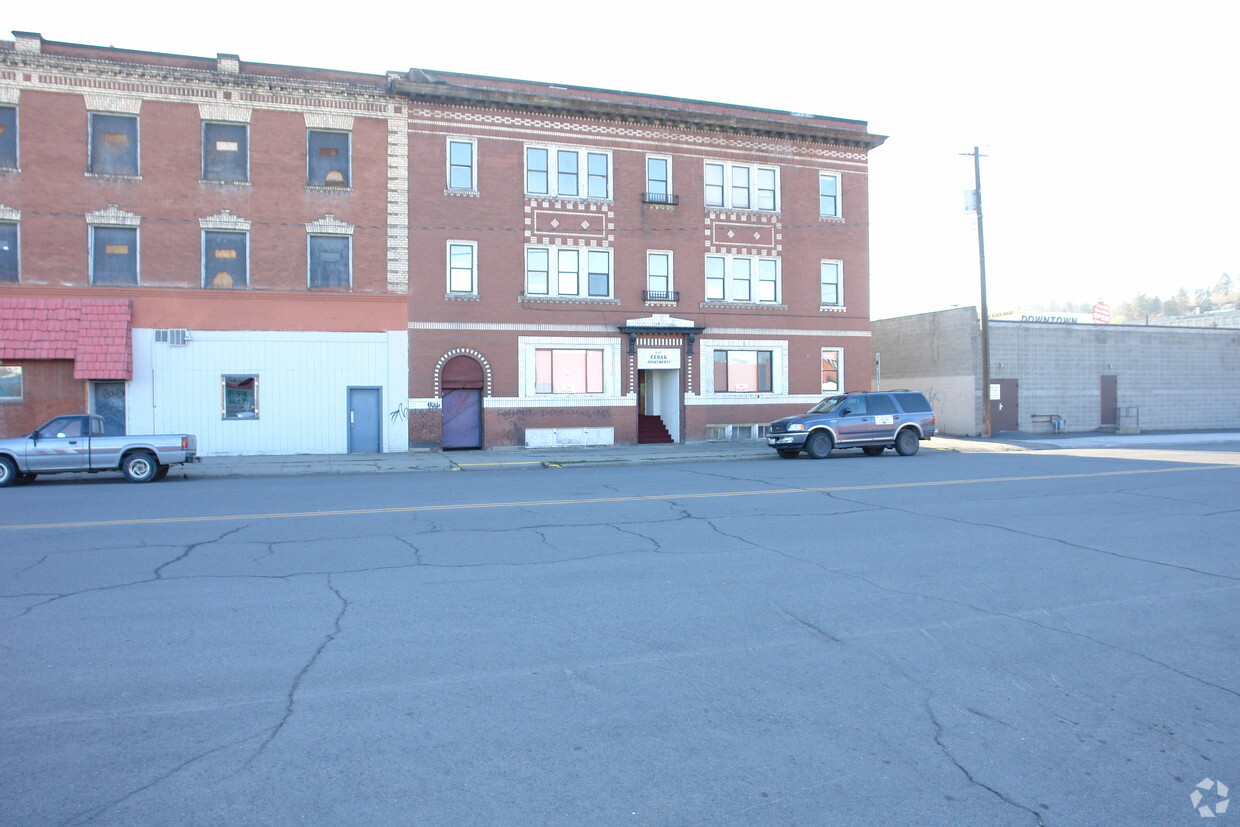 Building Photo - 211 S Cedar St