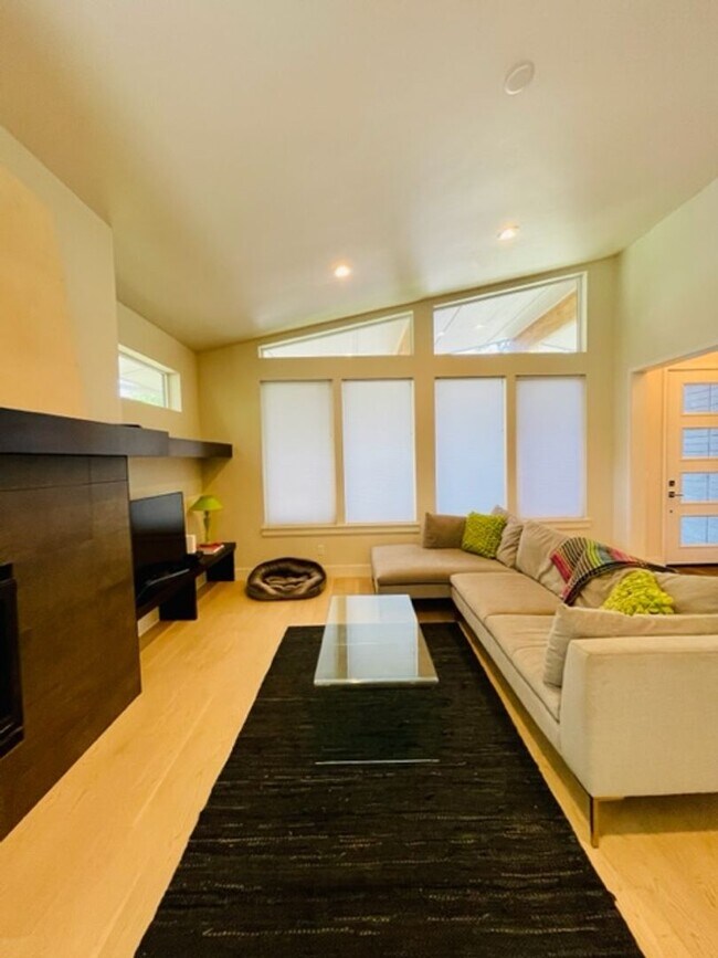 Building Photo - Westside 3 Bedroom Beauty with Fenced back...