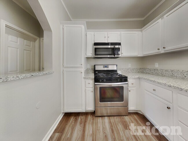 Foto del edificio - 1244 Maple Pines Ave