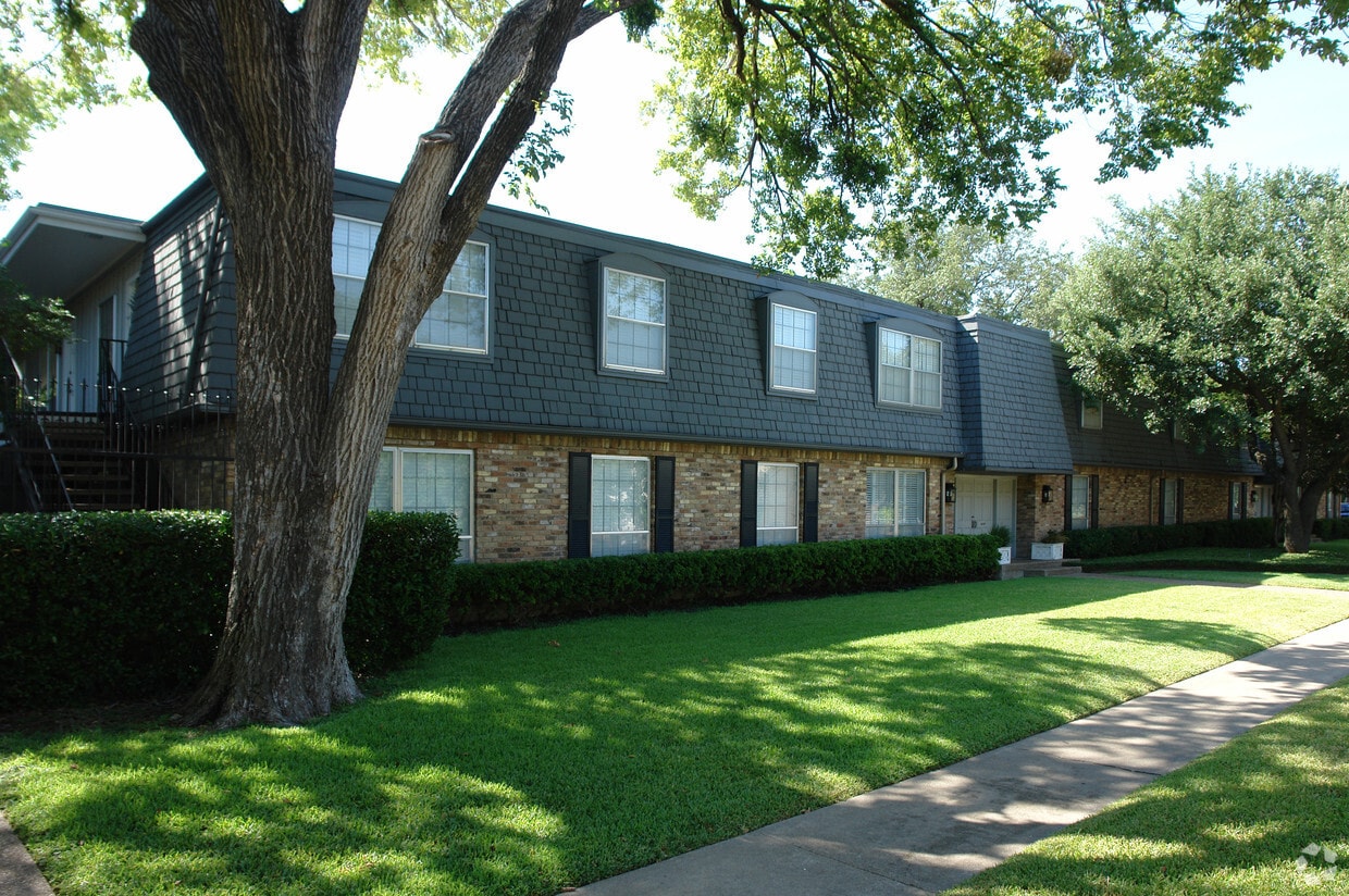 Building Photo - 4320-4330 Travis St