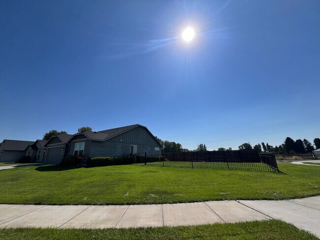 Building Photo - Beautiful Well Kept Home in Crossroad Neig...