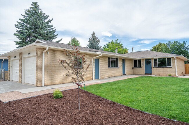 Foto del edificio - Charming Fully Remodeled 2 Bedroom, 1 Bath Duplex