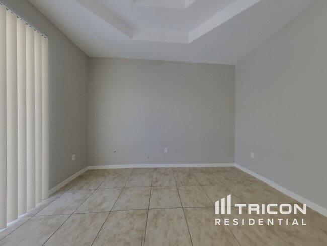 Foto del edificio - 12229 Helios Ave