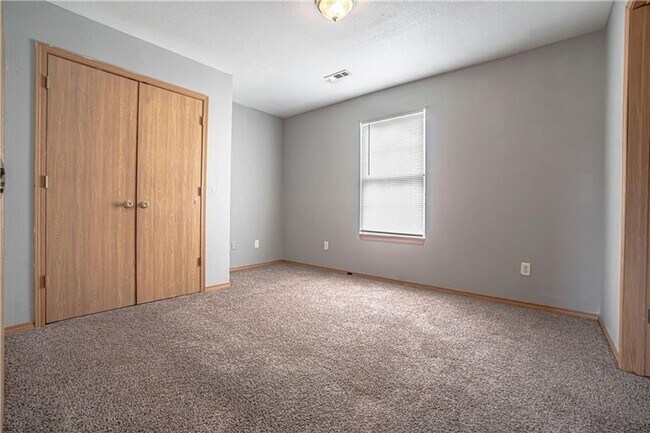 Building Photo - Freshly painted Springdale duplex!