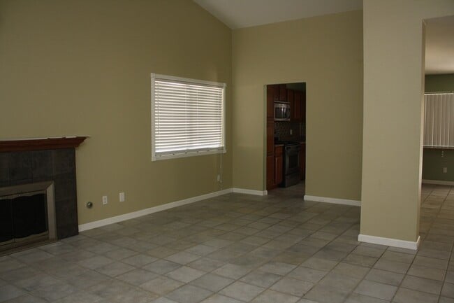 Building Photo - Fabulous 3 bedroom 2 bathroom Big Back Yard