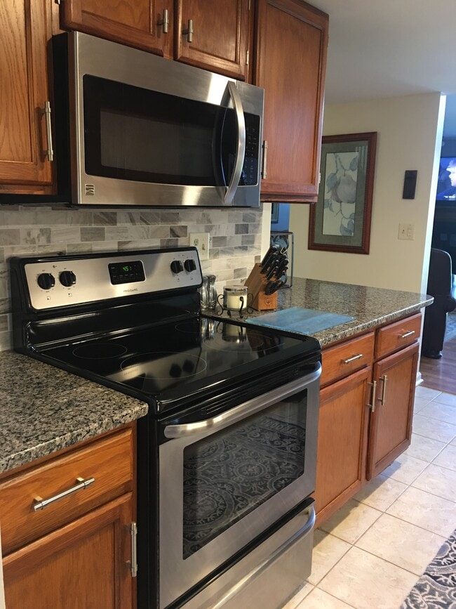 Foto del edificio - 445 Summerhaven Dr N