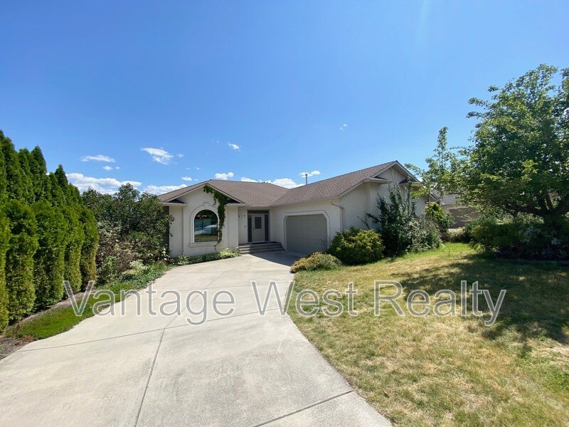 1617 Braeburn Ct, West Kelowna, BC V4T 2V5 House for Rent in West