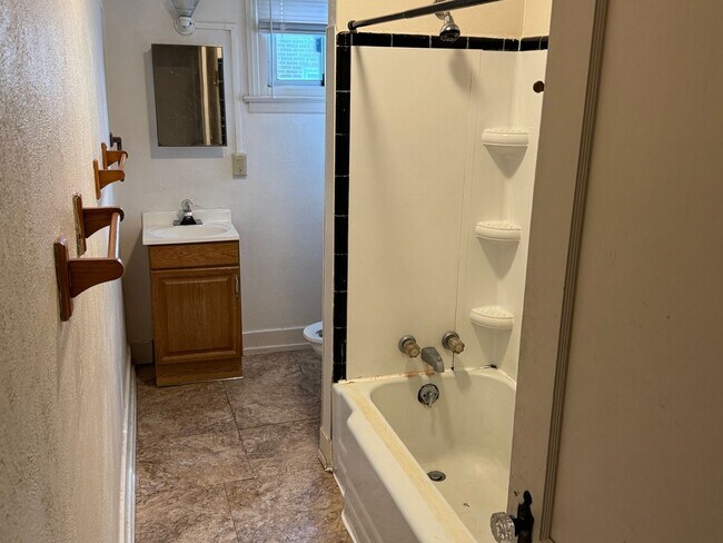 Building Photo - 2 Bedroom 1 Bath Duplex in York