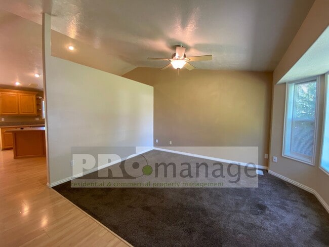 Building Photo - 5 bedroom / 3 bathroom Single Family Home
