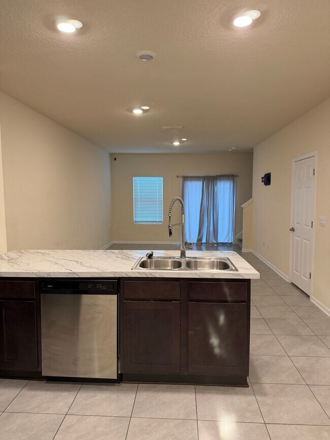 Building Photo - Spacious 2-Bedroom Townhome Near River City