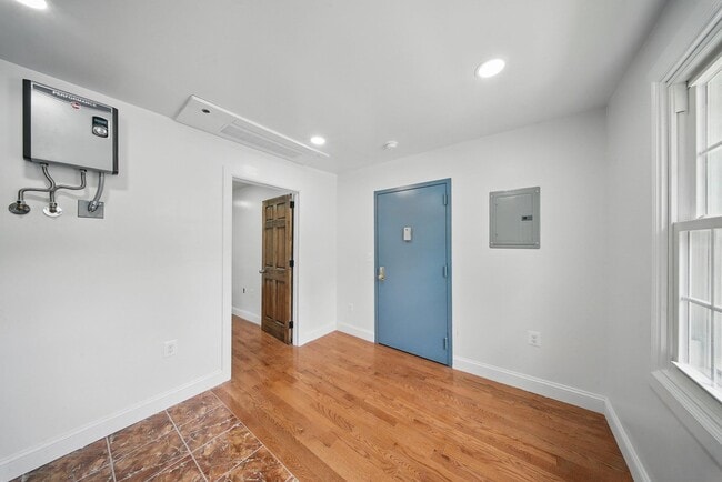 Building Photo - 14 Yankee Pl