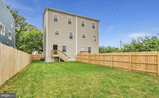 Building Photo - 4402 Lee St NE