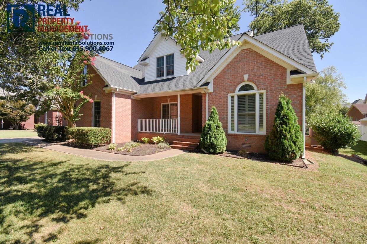 Foto principal - Amazing 4 bd all brick home with attached ...