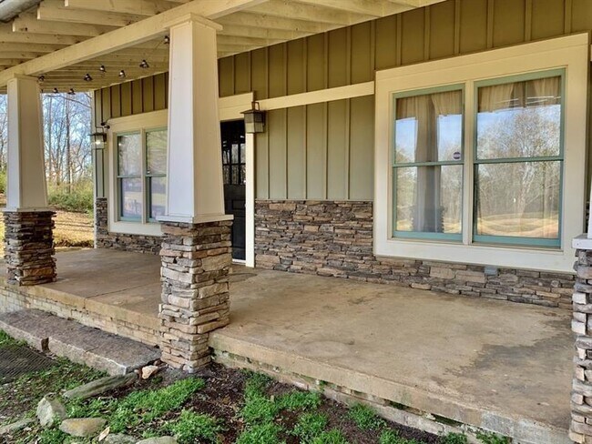 Building Photo - 5716 S River Rd