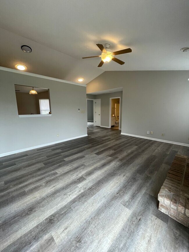 Foto del edificio - 3 Bedroom Single Family Home - Burnett Creek School District