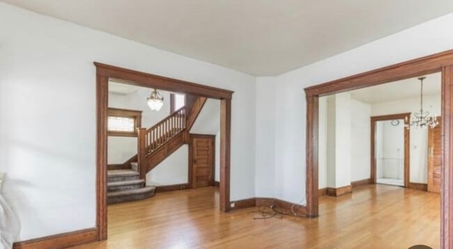 Entrada y vista de escaleras, armario. - 499 Highland Ave