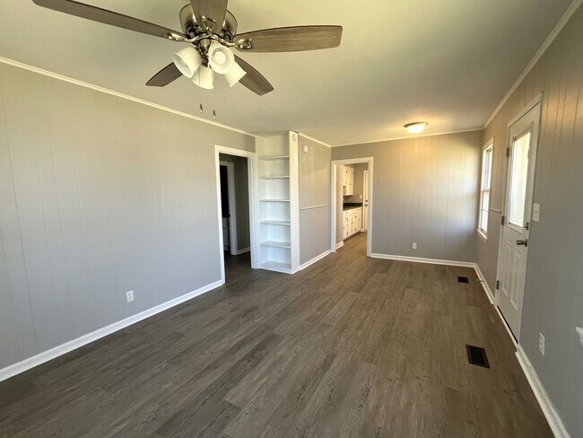 Foto del edificio - Totally Renovated! Great 2 Bed 1 Bath Home in South Nashville!